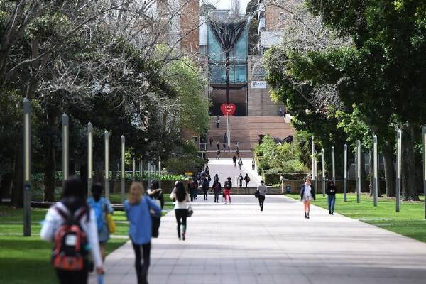 The government will eliminate $3 billion in HECS debt by capping the student loan indexation rate. (Dean Lewins/AAP PHOTOS)