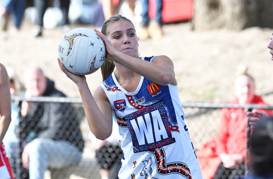 East Point's Maggie Harris gets set to fire out a pass in the win over Ballarat. Picture by Lachlan Bence