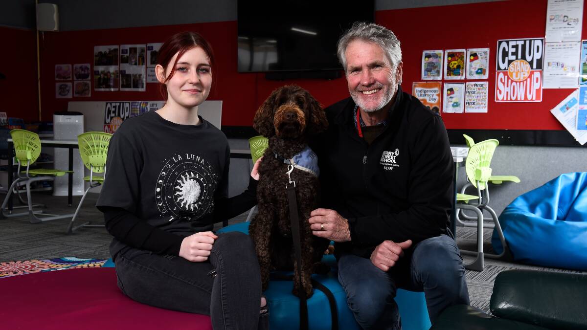 D'arne with Berry Street School assistant principal Damian McKee and therapy dog Poppy. Picture by Adam Trafford
