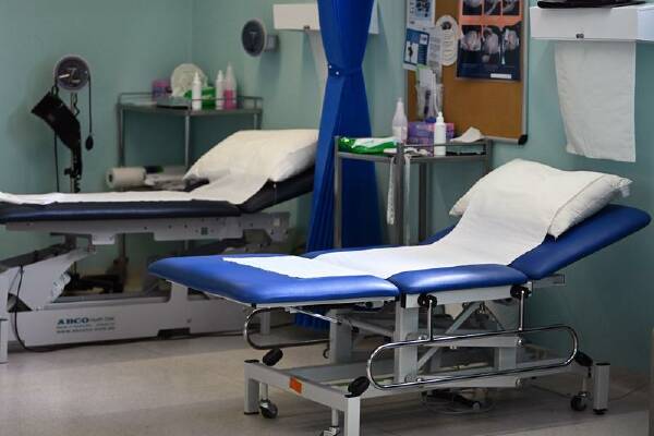Hospital surgeries could be cancelled as soon as next week, doctors have warned. Photo: Joel Carrett/AAP PHOTOS